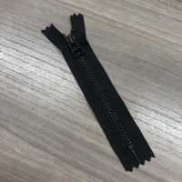 3MGKC Metal Zipper Size 3 Black Dye Close YKK Sub Photo